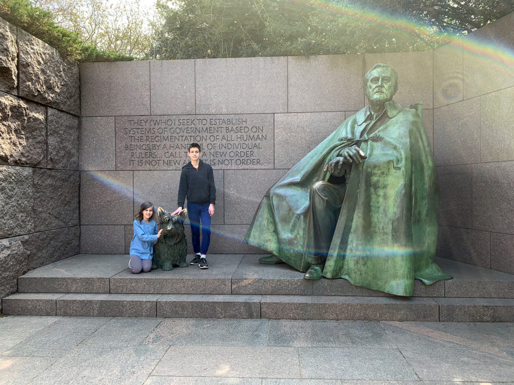 Sam and Sasha next to a statue of Franklin Roosevelt